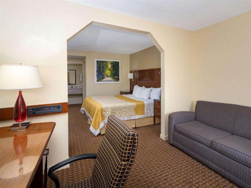 Days Inn By Wyndham Thomaston Екстериор снимка