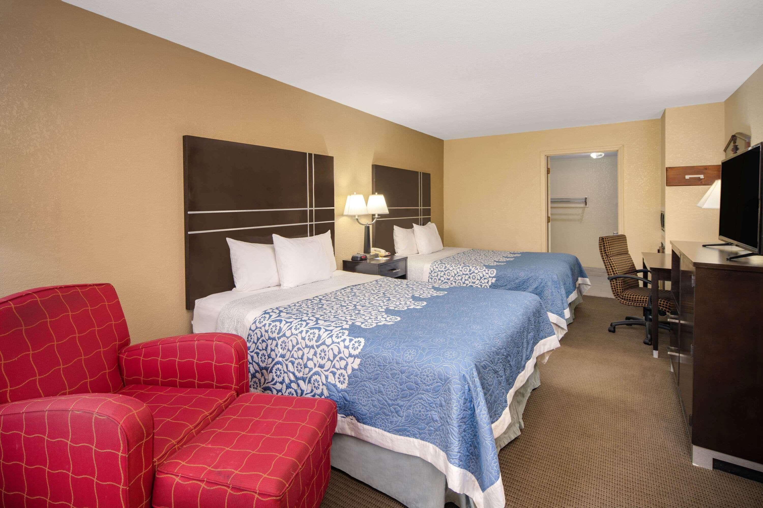 Days Inn By Wyndham Thomaston Екстериор снимка