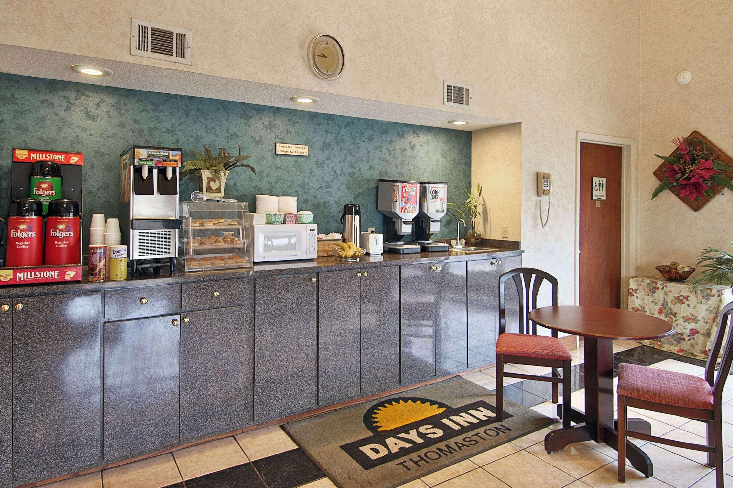 Days Inn By Wyndham Thomaston Екстериор снимка