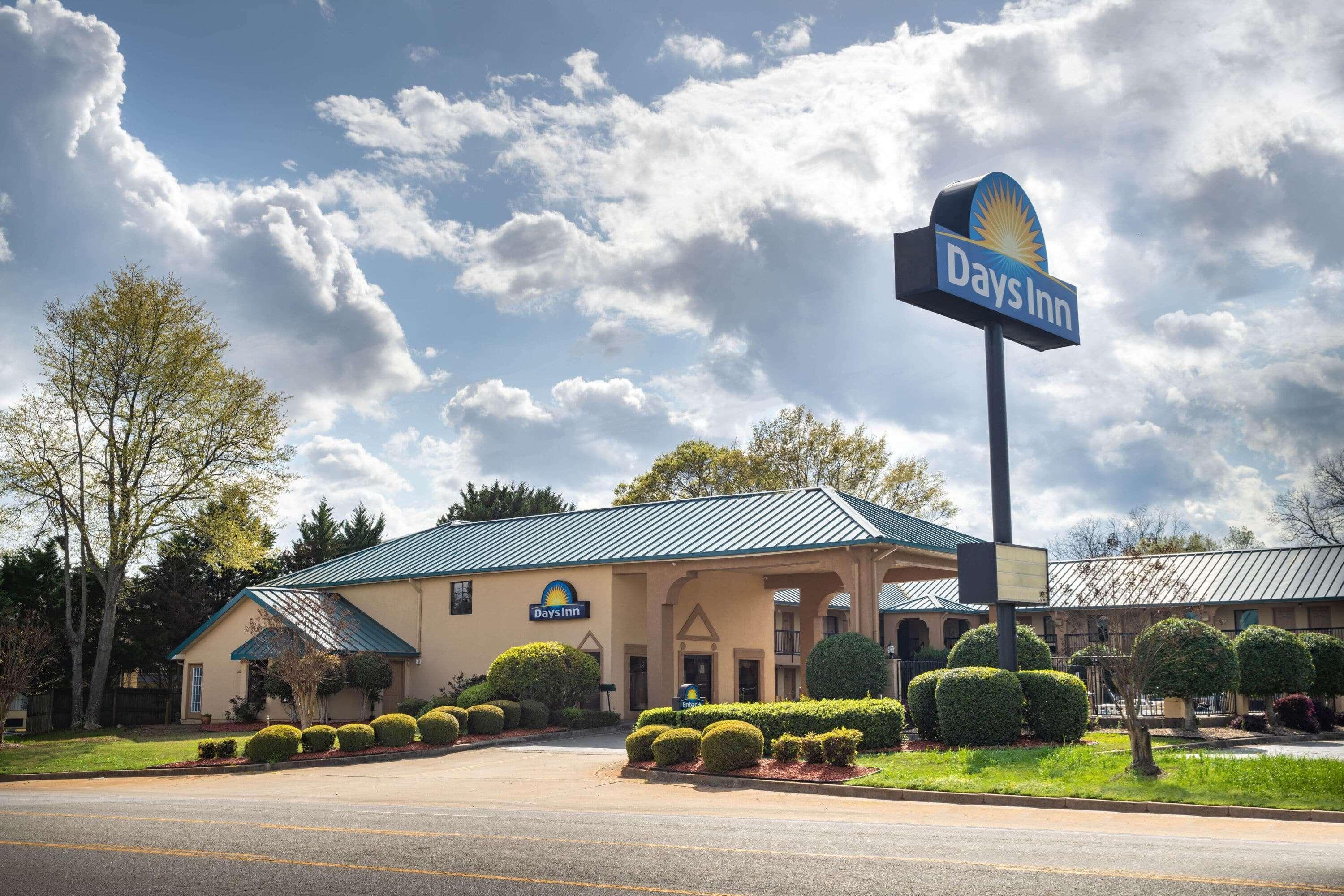 Days Inn By Wyndham Thomaston Екстериор снимка