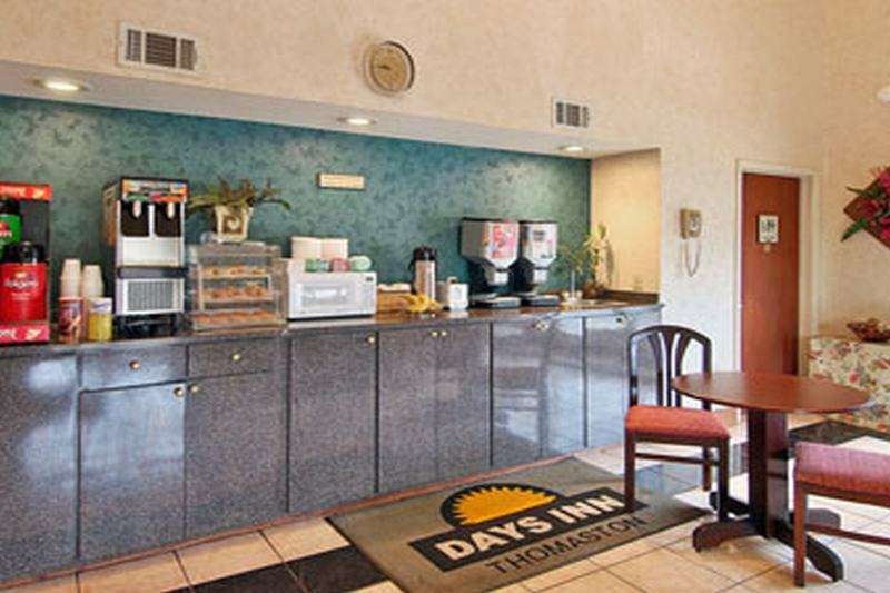 Days Inn By Wyndham Thomaston Екстериор снимка